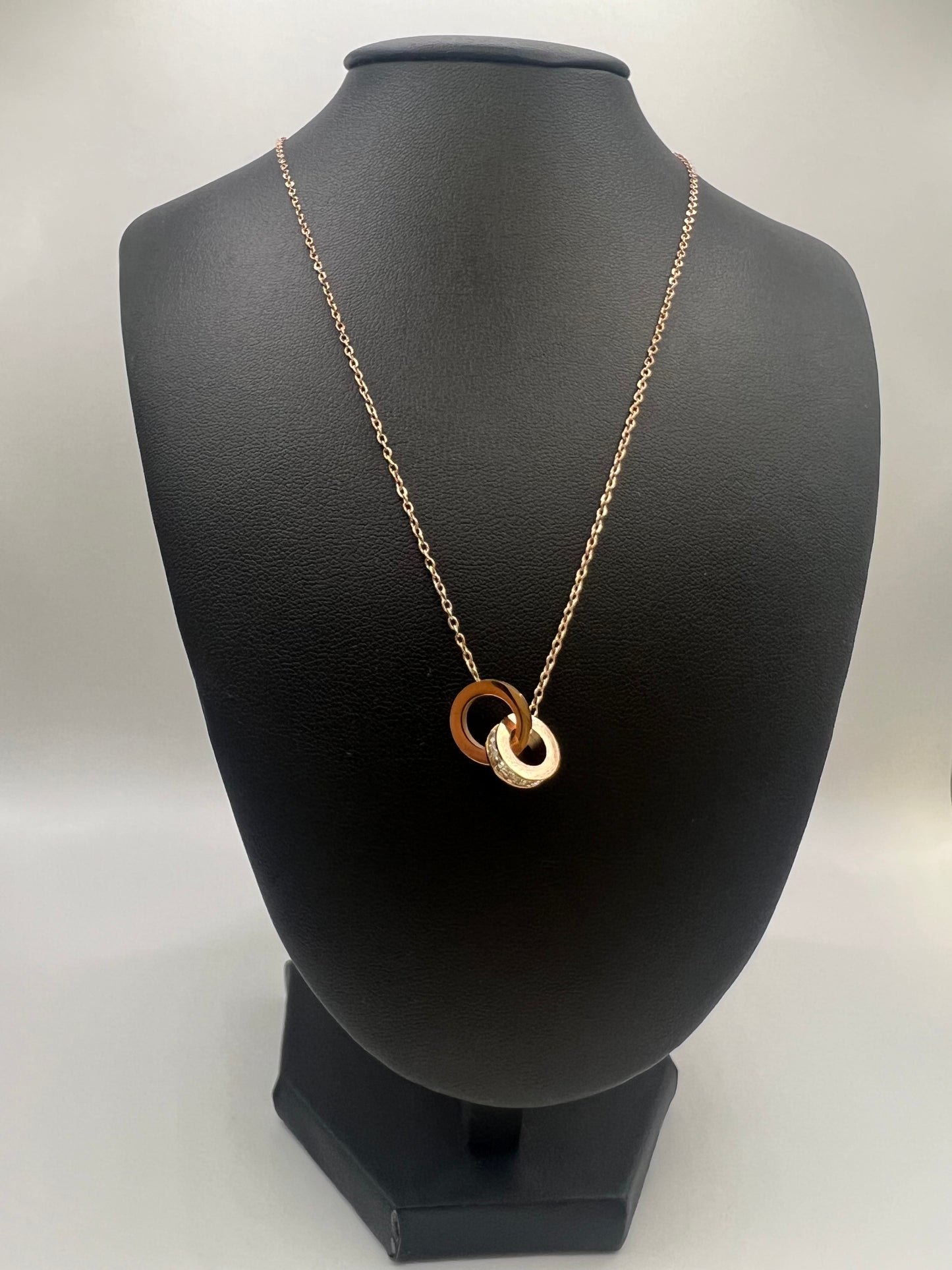 Elegantes 3-teiliges Edelstahl-Schmuckset für Damen – Halskette & Ohrringe mit doppelter römischer Zahlen-Gravur