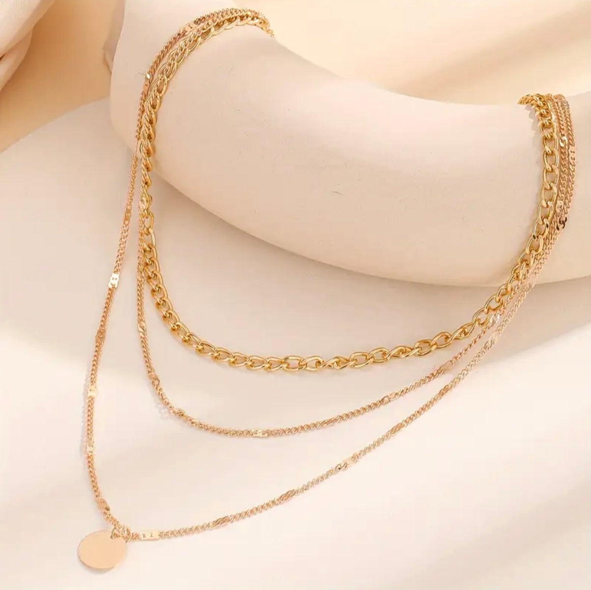 Elegante Boho-Chic Dreischichtige Kettenhalskette mit Rundem Anhänger – Stilvoll für Alltag & Anlässe